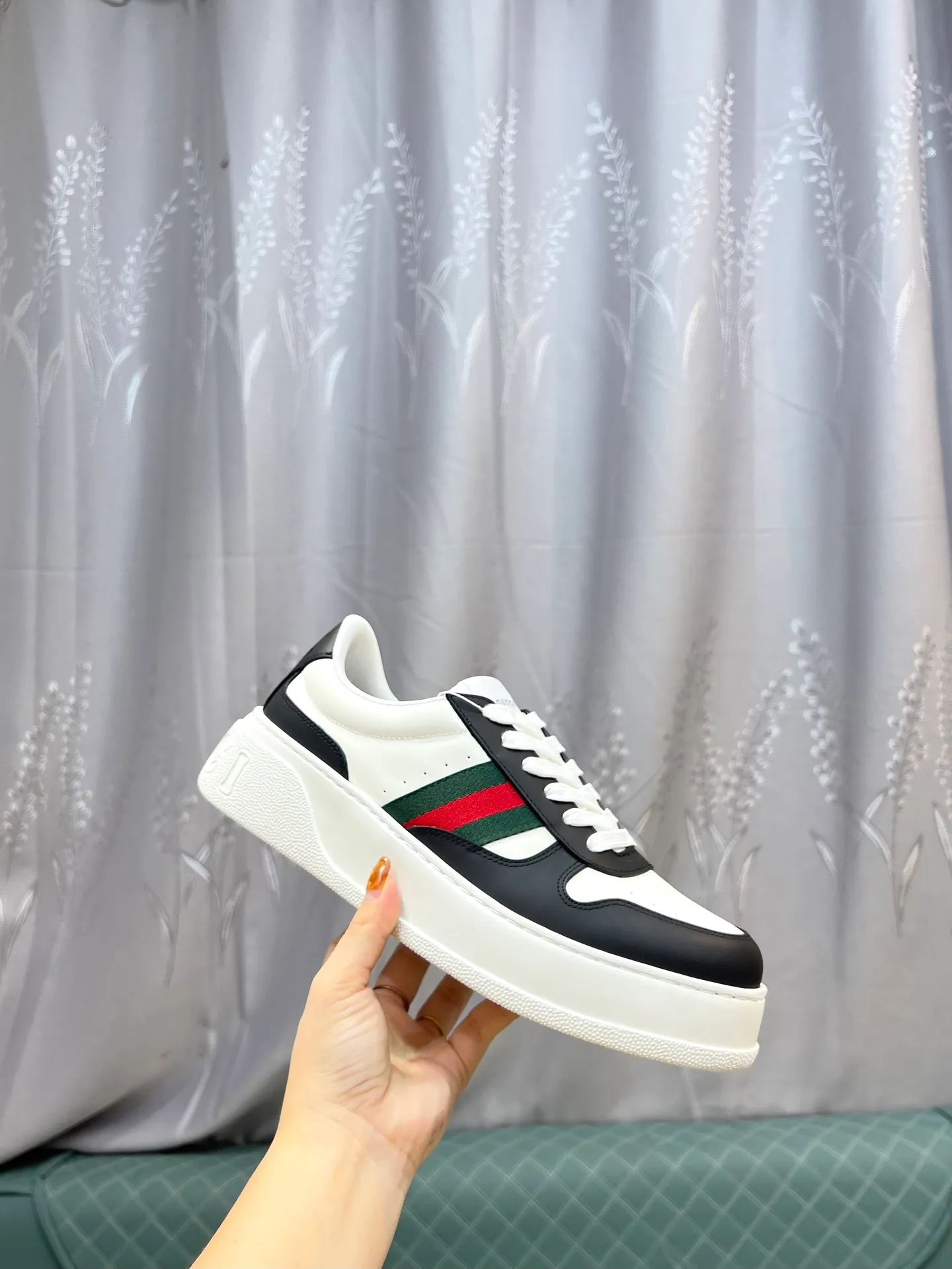 Men's men's shoes💰640 Gucci counter's latest couple's biscuit shoes‼ ️ 👑Purchasing agent level Gucci’s latest IP lightweight thick-soled white shoes can be put on your feet in seconds**4CM! ! Simple, easy to match and full of retro charm ~ the latest anti-counterfeiting cloth label on the tongue. And with electronic chip anti-counterfeiting.   The upper is made of imported environmentally friendly water-dyed calfskin, with a +1:1 fly-woven mesh surface to absorb sweat and an inner lining! Fly-knitted leather molded latex insole. Original IP lightweight outsole, one-piece injection molding, super comfortable and elastic, size: female 35-40 (female 41 customized) male 39-44 (male 38.45 46 customized)